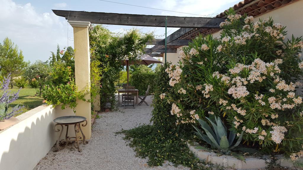 Bed and Breakfast Lamanderie En Provence à Alleins Extérieur photo